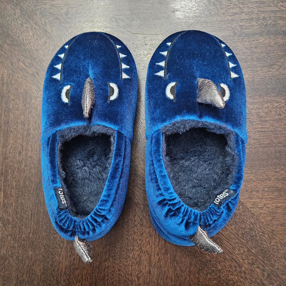 Totes Toasties Shark Slippers Kids Size 13-1 Blue Plush Faux Fur Lined Slip On